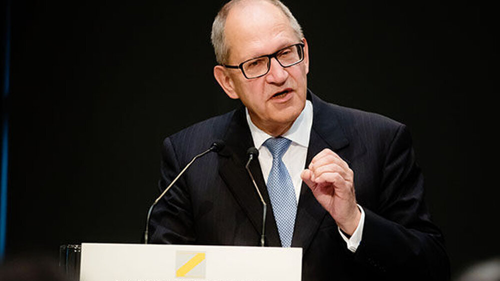 Insgesamt 32.050 der fast 72.000 Zahnärzte in Deutschland sind Frauen. Und genau 24 angemeldete weibliche Delegierte repräsentieren auf der diesjährigen Bundesversammlung ihre Kolleginnen. Lächerlich wenig, wie BZÄK-Präsident Dr. Peter Engel in sein