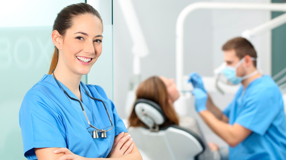 Dentist female posing at consultation ZFA Zahnärztin
