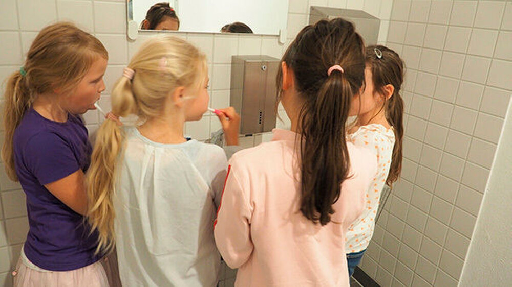 Es ist nicht auszuschließen, dass einige Kinder morgens ohne Zähneputzen aus dem Haus gehen. Für sie ist die Putzzeremonie in der Schule ganz besonders wichtig.