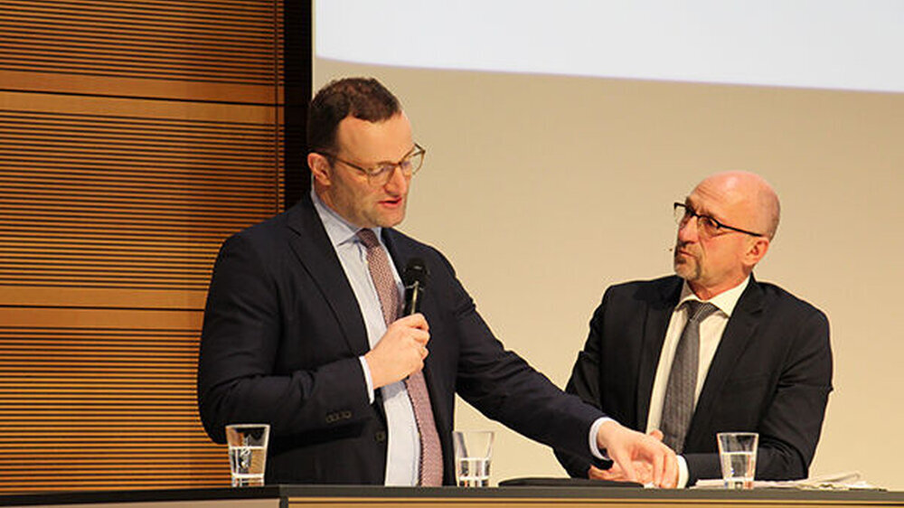 Bundesgesundheitsminister Jens Spahn (CDU) hat sich heute in Berlin mit Vertretern der Ärzteschaft in großer Diskussionsrunde zum Thema TSVG auseinandergesetzt. Moderiert wurde die Veranstaltung vom Chefredakteur der Ärzte Zeitung, Wolfgang van den Ber