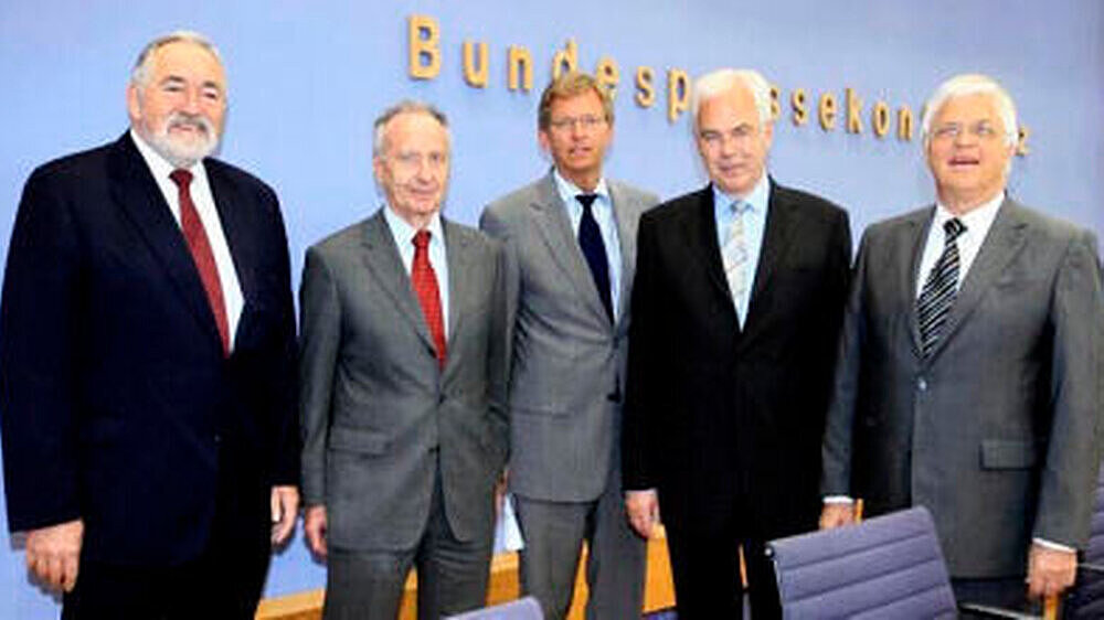 Sicherheit ist wichtig. Wenn die Politik jedoch versucht, den Rechtsstaat in einen Präventivstaat zu verwandeln, ist das ein zu hoher Preis. Das betonten auf Einladung der Bundespressekonferenz BFB-Präsident Dr. Ulrich Oesingmann, BZÄK-Präsident Dr. D