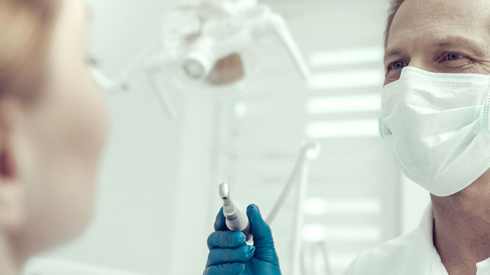 Gut gelaunt im aktiven Ruhestand: Insgesamt 9 Prozent aller praktizierenden Zahnärzte waren 2018 über 65 Jahre alt – das sind fast doppelt so viele wie 2009.