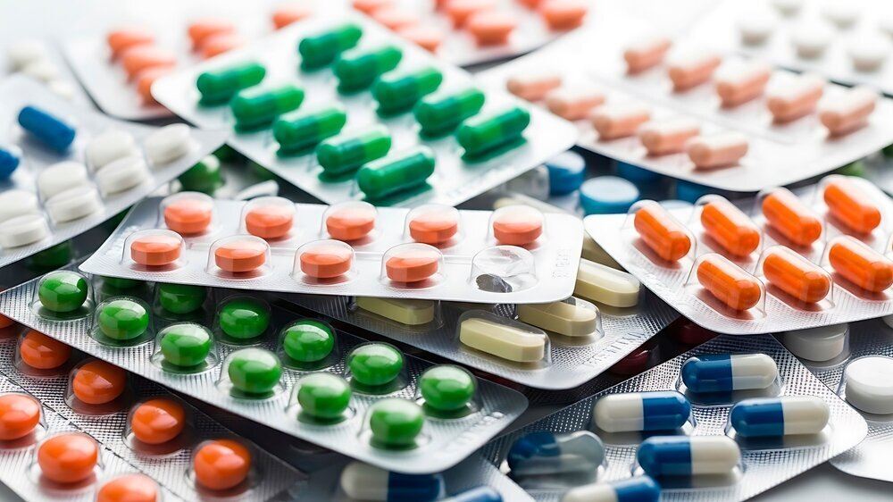 Verschiedene Tabletten gestapelt.