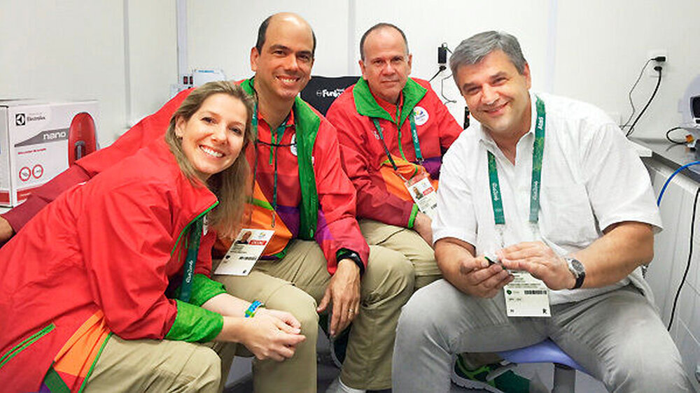 Im olympischen Dauerstress: Dr. Eduardo Tinoco (links) mit Team | Im olympischen Dauerstress: Dr. Eduardo Tinoco (links) mit Team |