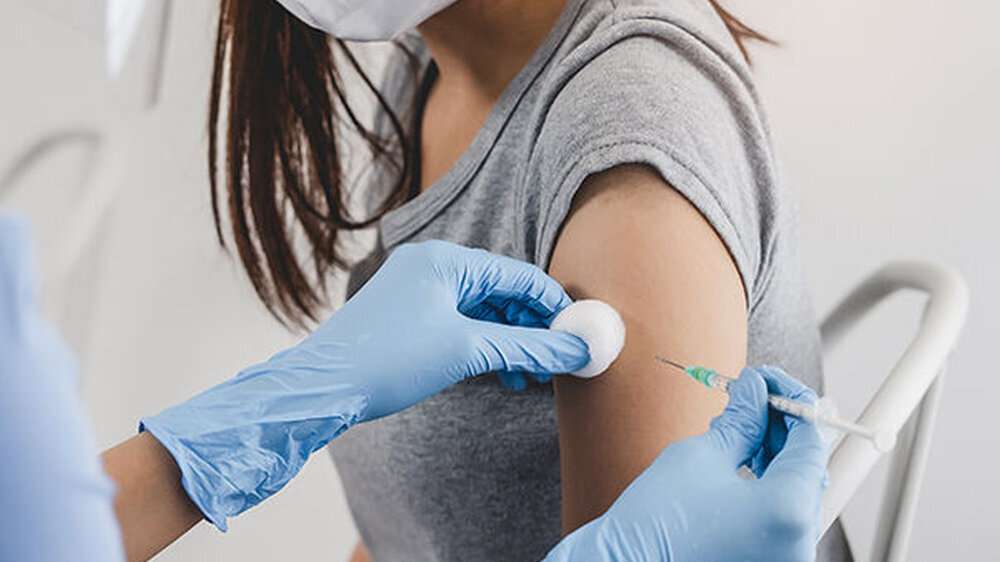 Um Schutzimpfungen gegen Corona bis zur Etablierung aller für die Regelversorgung notwendigen Anforderungen weiterhin niedrigschwellig zu ermöglichen, wird die Coronavirus-Impfverordnung verlängert.