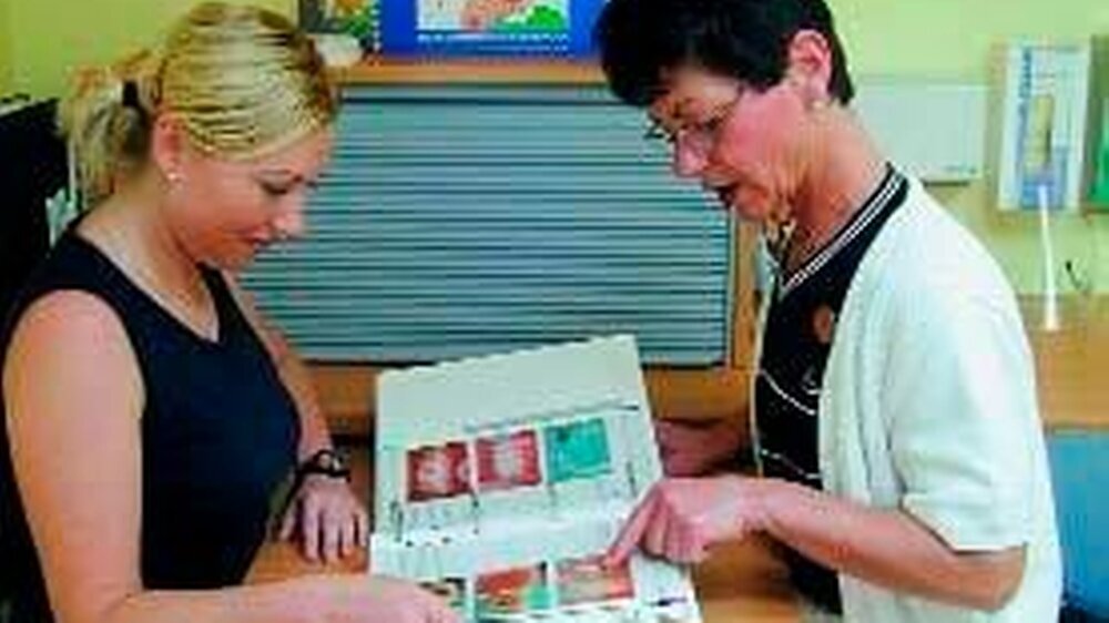 Um Patienten aufzuklären und zu beraten können verschiedene Medien eingesetzt werden.