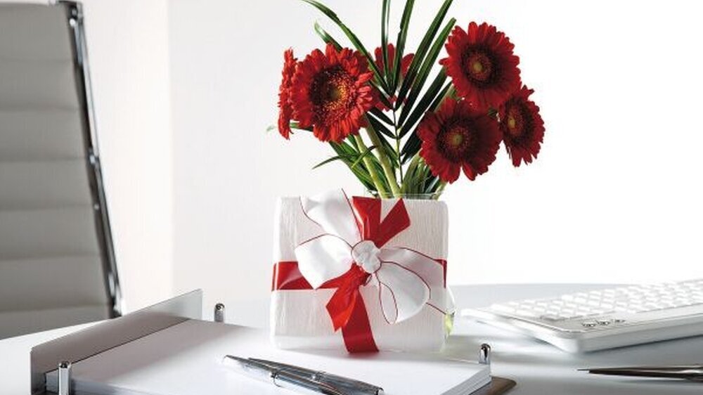 Mitarbeiter lassen sich auch durch Blumen und andere Sachgeschenke belohnen – und wer an solch einen Arbeitsplatz kommt, arbeitet gleich doppelt so gern.