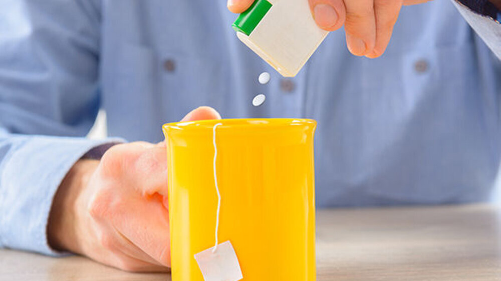 Künstliche Süßstoffe werden gerne als gesündere Alternative zu herkömmlichen Zucker angepriesen, zum Beispiel weil sie in geringerer Dosierung eine viel stärkere Süße erzeugen und damit Kalorien einsparen. Dass sie aber auch ein gesundheitliches R
