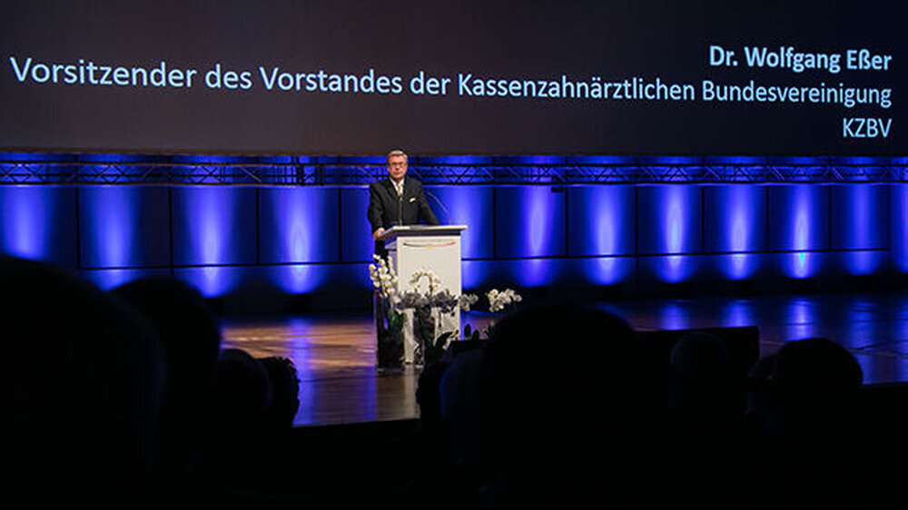 Dr. Wolfgang Eßer, Vorstandsvorsitzender der KZBV, ging auf Zukunftsaufgaben der neuen Bundesregierung ein, für die zahnmedizinische Versorgung nannte er wichtige Herausforderungen. Reine Zahnarzt-MVZ seien ein regelrechter Katalysator für Unterversorg