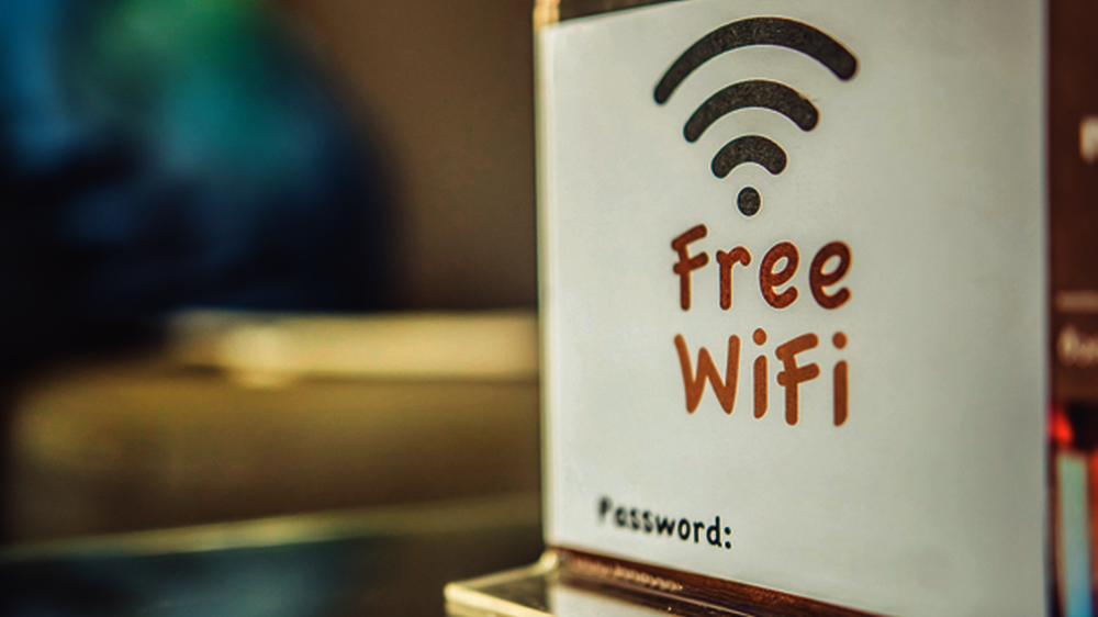 Ein kostenloser Hotspot macht Patienten ein Stück unabhängiger vom eigenen Handyempfang und dem Datenvolumen in den Praxisräumlichkeiten. Eine Info an der Eingangstür, am Empfang, im Wartezimmer oder auf der Website der Praxis weist auf den Service hi