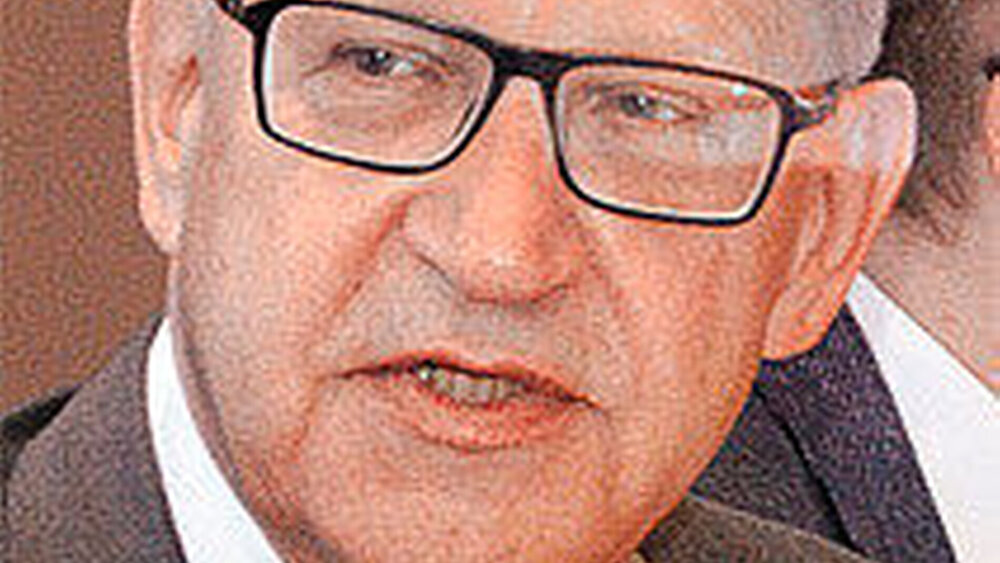 BZÄK-Präsident Dr. Peter Engel betonte, dass das Thema Praxispersonal in der standespolitischen Diskussion einen breiten Raum einnehme. Es gehe darum, Rahmenbedingungen zu schaffen, um das Berufsbild der Assistenzberufe zukunftsfest aufzustellen. „Wir wollen nicht, dass das Zahnheilkundegesetz aufgeweicht wird“, sagte er in Bezug auf die Delegation und Substitution. „Ich gebe Ihnen Brief und Siegel – dann ist im Hinblick auf die Substitution alles offen!“ |