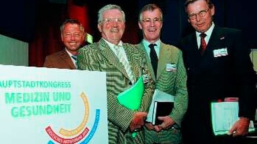 Plädierten für Kostenerstattung im Gesundheitswesen (v.l.n.r.): Moderator Dr. Alles, Dr. Thomas (Hartmannbund), Dr. Fedderwitz (KZBV) und Dr. Richter-Reichhelm (KBV).