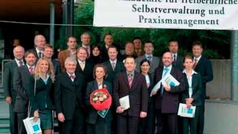 Ein feierlicher Abschluss für den Dritten Studiengang: Die Absolventen der AS-Akademie
