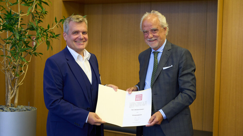 Michael Schwarz wird Ehrenpräsident des VFB Michael Schwarz wird Ehrenpräsident des VFB