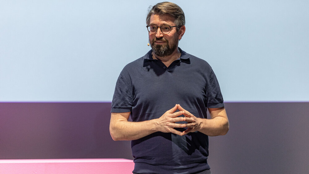 „Beim Lesen von Studien den klinischen Menschenverstand anwenden.“   Prof. Dr. Moritz Kebschull, zukünftiger Präsident der European Federation of Periodontology (EFP) erklärte, warum an Leitlinien Patientengruppen und zahlreiche Fachgesellschaften beteiligt werden.