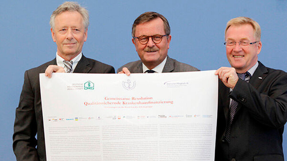 Georg Baum, Hauptgeschäftsführer der Deutschen Krankenhausgesellschaft, Prof. Frank Ulrich Montgomery, Präsident der Bundesärztekammer und Andreas Westerfellhaus, Präsident des DPR (v.l.) zeigen die gemeinsame Resolution.