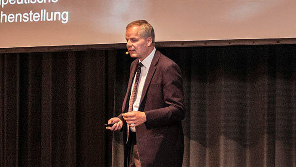 Prof. Christof Dörfer, Präsident der DG Paro, skizzierte Strategien zur Parodontaltherapie und -behandlung: „Je später Sie anfangen, desto ungünstiger ist es“, erklärte er. Früherkennung sei der Schlüssel, das Screening sei wichtig. Die Beobachtung von Sondiererungstiefe und deren Zunahme im Verlauf der Zeit seien entscheidend und eine UPT sei unerlässlich. |