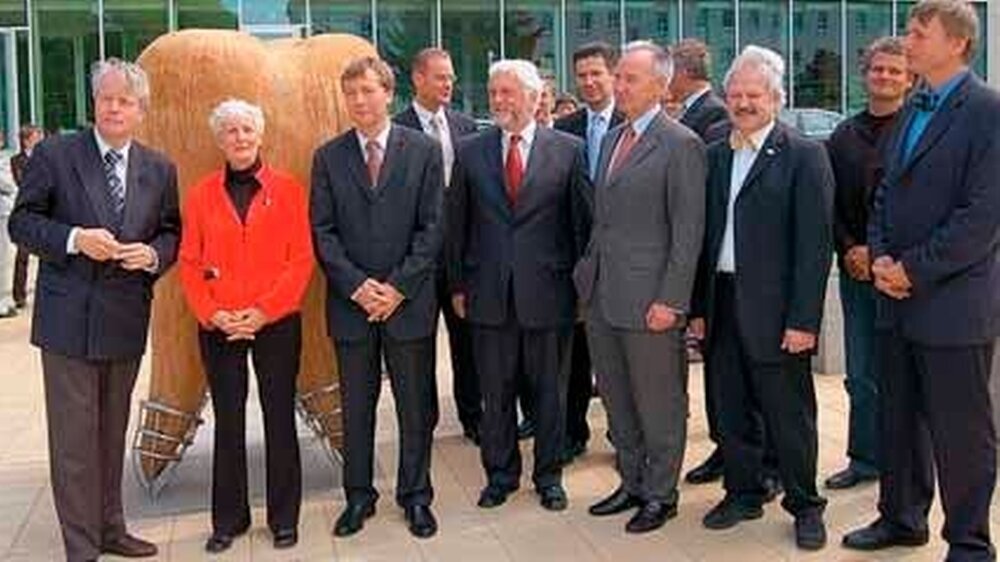 Bei der Einweihung des hölzernen Wahrzeichens der Universität (v.li.n.re.): Prof. Hans-Robert Metelmann, Rektor, Sigrid Keler, Landesfinanzministerin, Henry Tesch, Landesbildungsminister, Prof. Claus Bartels, Ärztl. Direktor, Oberbürgermeister Dr. Art