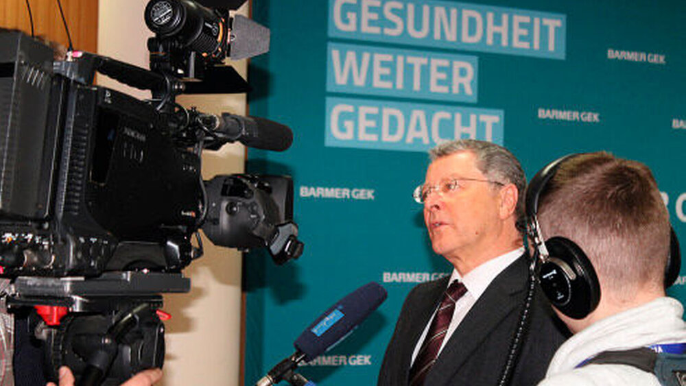 Das Medieninteresse am Pflegereport war groß. Rolf-Ulrich Schlenker im Interview mit dem MDR. |