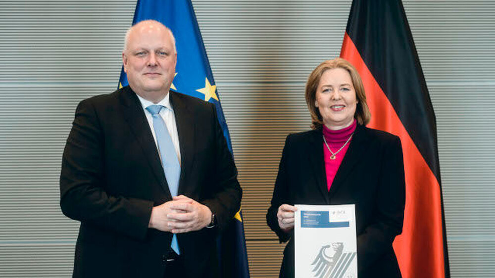 Der Datenschutzbeauftrage Ulrich Kelber bei der Übergabe seines Tätigkeitsberichts an die Bundestagspräsidentin Bärbel Baas. Der Datenschutzbeauftrage Ulrich Kelber bei der Übergabe seines Tätigkeitsberichts an die Bundestagspräsidentin Bärbel Baas.