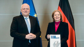 Der Datenschutzbeauftrage Ulrich Kelber bei der Übergabe seines Tätigkeitsberichts an die Bundestagspräsidentin Bärbel Baas.