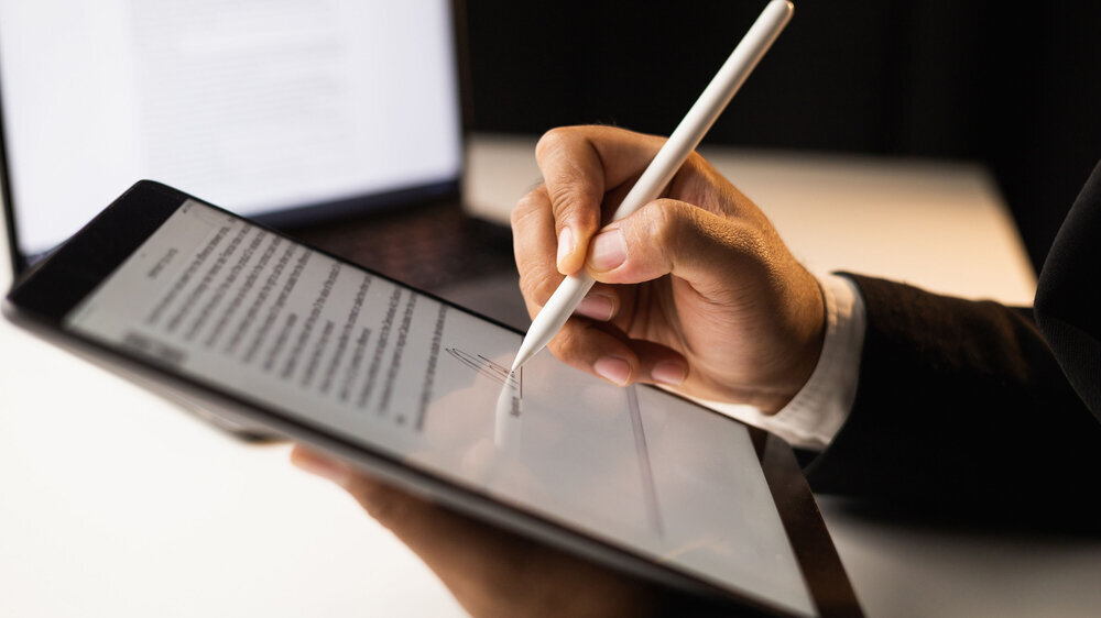 Geschäftsmann gibt elektronische Unterschrift auf Tablet Geschäftsmann gibt elektronische Unterschrift auf Tablet