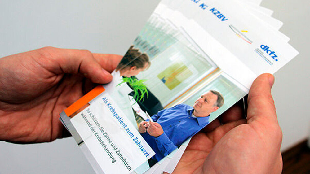Das Faltblatt „Als Krebspatient zum Zahnarzt“ enthält ergänzende Informationen für die Zahnarztpraxis.