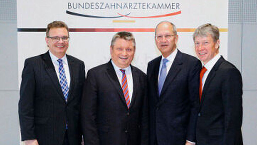 Das BZÄK-Präsidium mit dem Bundesgesundheitsminister (v..l.n.r.): Prof. Dr. Christoph Benz, Hermann Gröhe, Dr. Peter Engel und Prof. Dr. Dietmar Oesterreich |