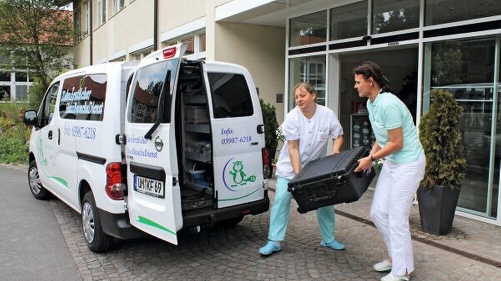 Zahnärztin Kerstin Finger und ZFA Christine Zessel aus Templin fahren jeden Dienstag bis zu 30 Kilometer hinaus in die Uckermarck, um immobile und meist alte Patienten zu versorgen ...