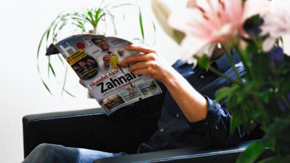 Von wegen durch die Blume – Autor Stefan Vogt müht sich nicht, mit seiner Meinung zum Berufsstand der Zahnärzte hinterm Berg zu halten. Sein boulevardesker Stil ist bei den Verantwortlichen von Programmzeitschriften willkommen. Jüngst erschien ein Nachdruck in der „Funk-Uhr“. |