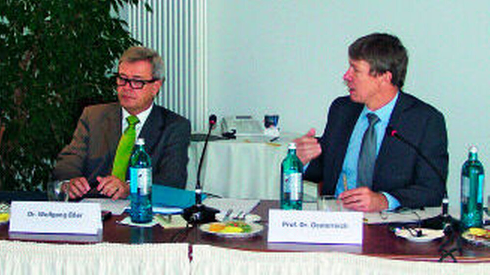 Das Podium (v.l.n.r.): Wolfgang Zöller, Patientenbeauftragter der Bundesregierung, KZBV-Vize Dr. Wolfgang Eßer, BZÄK-Vize Prof. Dr. Dietmar Oesterreich und Sven Tschoepe (BZÄK)