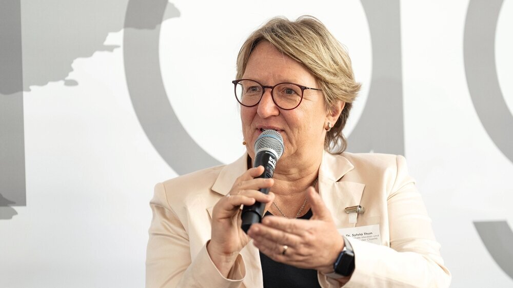 Prof. Dr. Sylvia Thun, Europatag BZÄK 2023 Prof. Dr. Sylvia Thun, Direktorin für Digitale Medizin und Interoperabilität an der Charité, zeigte sich als starke Verfechterin der Chancen eines EU-Gesundheitsdatenraums. „Es geht um die Innovationsfähigkeit Deutschlands“, sagte sie. Interoperabilität könne die Medizin verbessern, zeigte sie sich überzeugt. Ihr Plädoyer ist, die Gesundheitsdaten zu nutzen. Gesundheitsschutz könne mit Datenschutz und Datensicherheit gewährleistet werden, dazu sollten Zweckbindungen ausgeweitet werden. Gleichzeitig müssten die Patientenrechte an den Daten gewahrt bleiben. Thun befürwortete Opt-out-Lösungen. Das Wissen über Gesundheitsdaten müsse gestärkt und verfügbar gemacht werden. Wichtig sei, eine Interoperabilität von Systemen zu ermöglichen, dabei Rechtssicherheiten zu schaffen und Haftungsrisiken einzuschränken. Um die Forschung mit Industrie und Pharma zu ermöglichen, befürwortete die Expertin eine Sekundärnutzung von Daten.