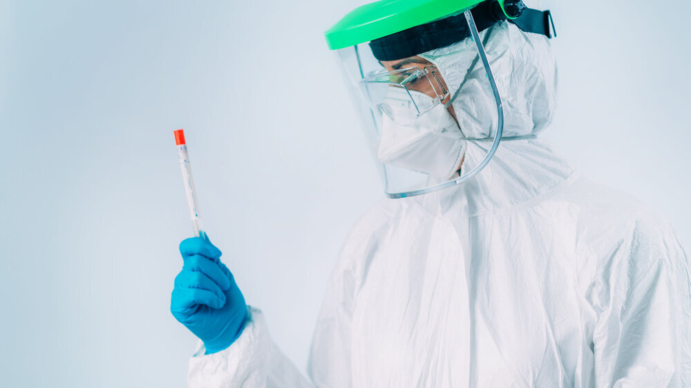 Bei einer bestätigten Reinfektion stimmen beim PCR-Test die Genomsequenzen der Viren von vorausgehender und aktueller SARS-CoV-2-Infektion nicht überein.