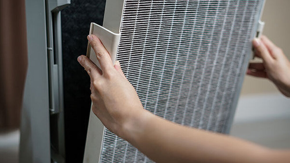 Beim Einsatz von Luftreinigern ist die Kombination von Filtereffizienz und Luftumsatz entscheidend. Besonders effiziente Filter sind viel teurer und erhöhen oft beträchtlich den Energiebedarf des Geräts.