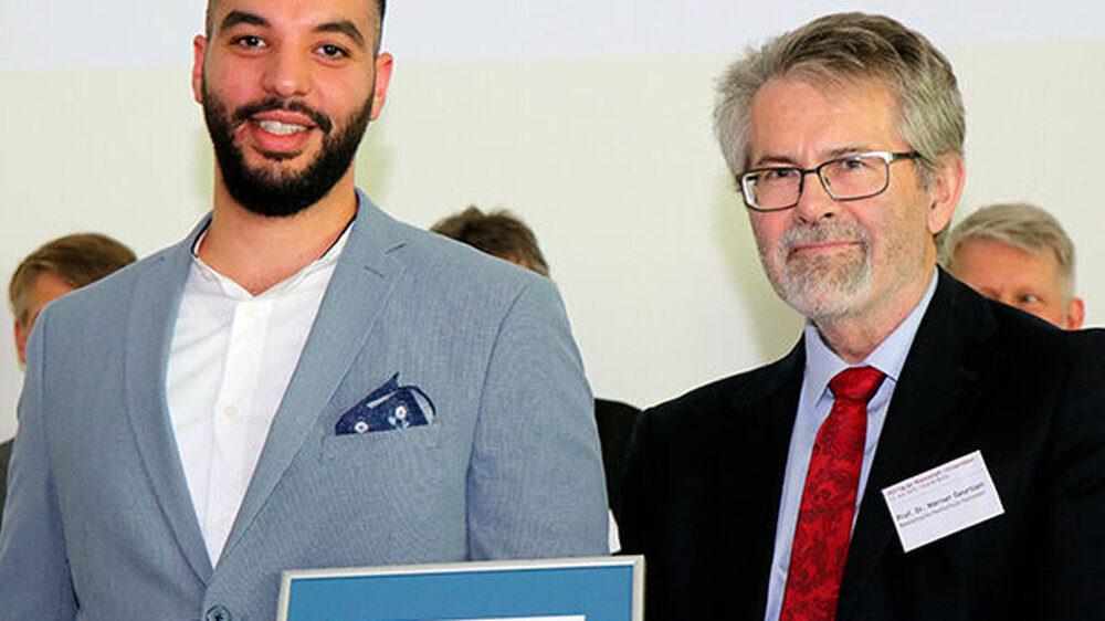 Dr. Karim Elhennawy (l.) von der Charité Universitätsmedizin Berlin und Prof. Werner Geurtsen