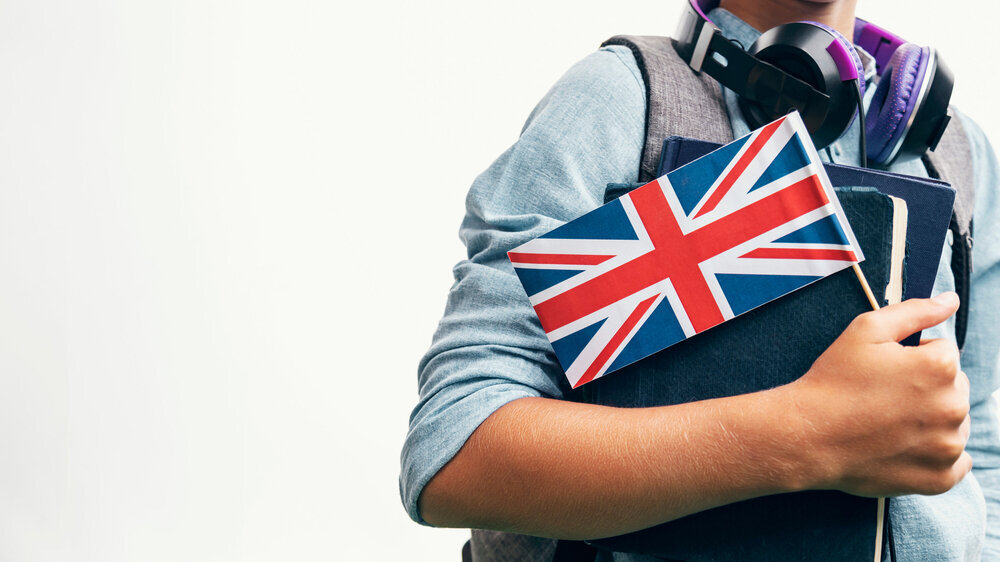 Youngster Demonstrating British Flag Closeup Schüler in Großbritannien