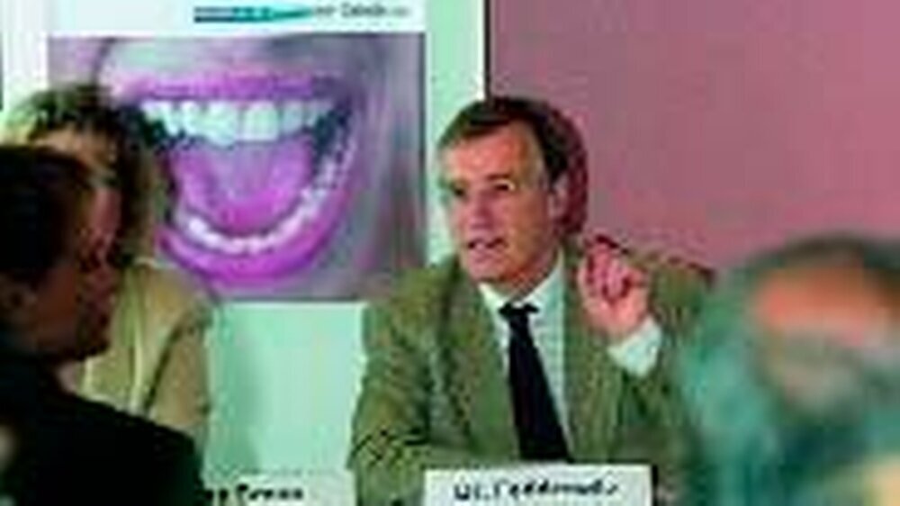 Impressionen vom KZBV-Pressegespräch: Dr. Fedderwitz (l.) und ZA Krenkel (r.) im Gespräch mit den Journalisten.