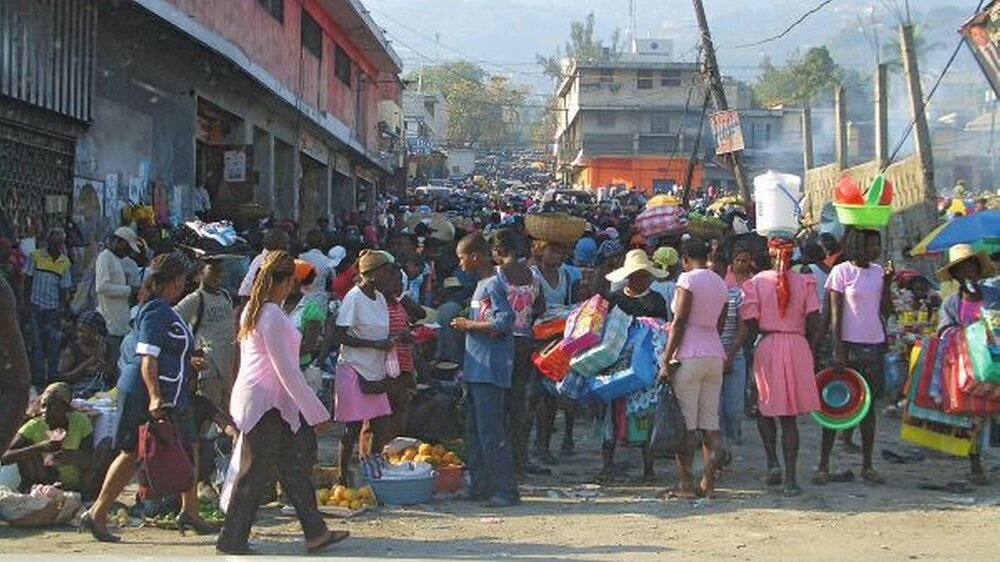 In den Straßen von Port-au-Prince hat sich die Lage etwas entspannt. Zwischen den zerstörten Häusern bieten „fliegende Händler“ ihre Waren an. Dennoch fehlt es noch an vielem.