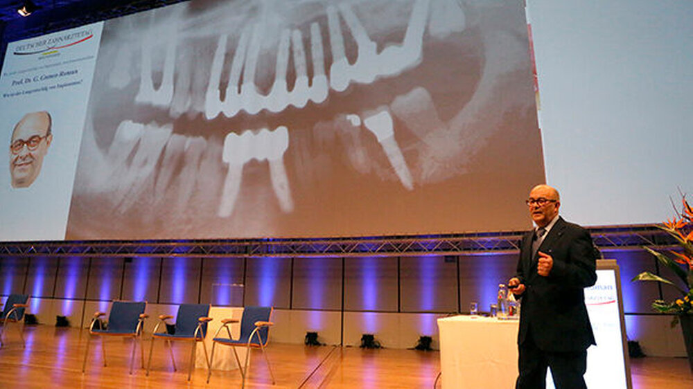 Prof. Dr. German Gomez-Roman aus Tübingen bei seinem Vortrag über die Prognose von Implantaten: „Ab einem Attachmentverlust von über 5 mm nehme ich das Implantat wieder heraus!“
