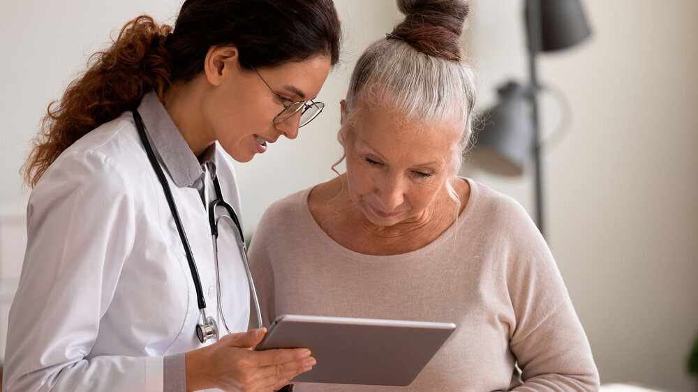 Ärztin und Patientin mit Tablet Ärztin und Patientin mit Tablet