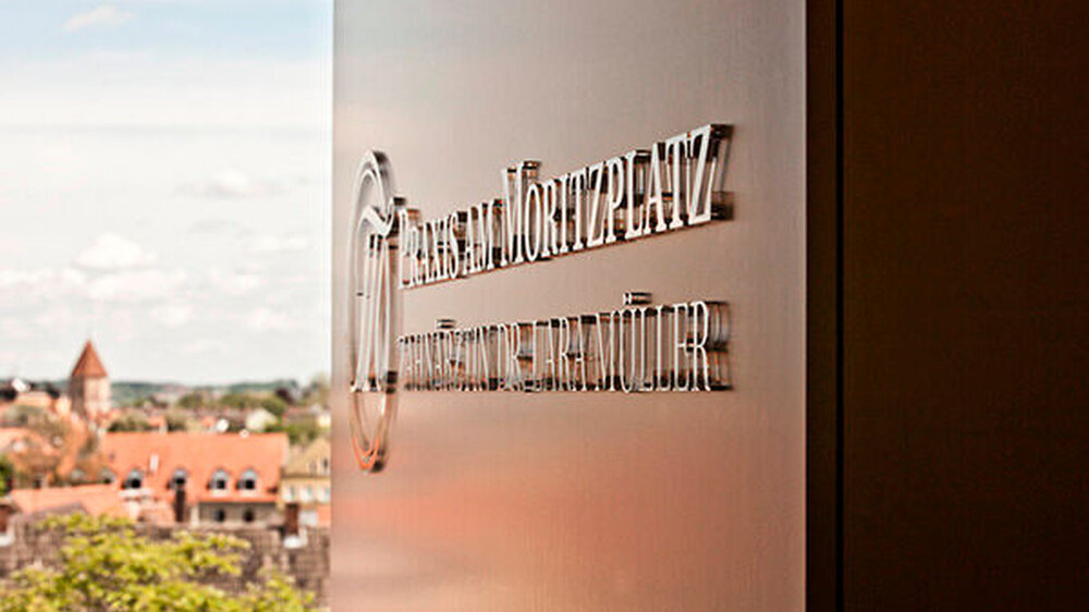 "Im Januar 2012 habe ich die Praxis am Moritzplatz von Dr. Lothar Bohn übernommen und freue mich nun, Sie mit seinem bewährten Team weiterführen zu dürfen", berichtet die Praxisinhaberin.