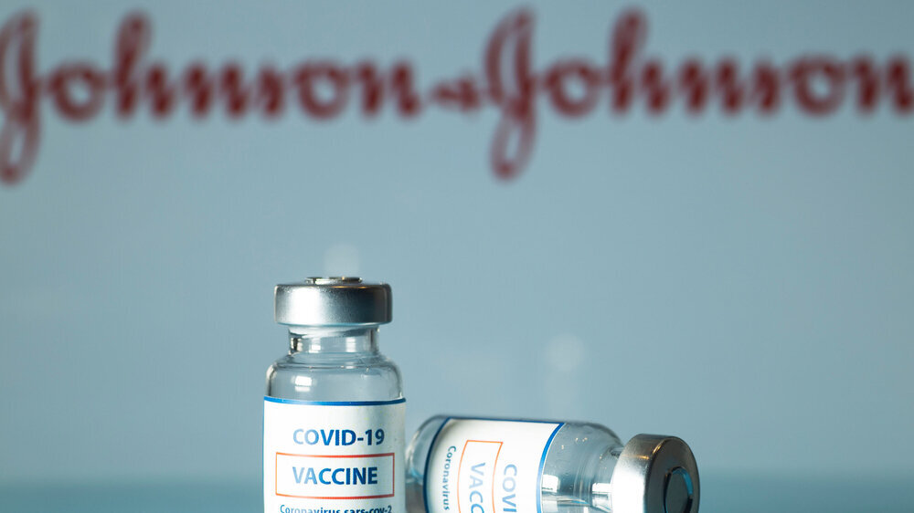 Bislang sind sechs Fälle von Sinusvenenthrombosen in Kombination mit einer Thrombozytopenie in Zusammenhang mit einer Impfung des Vakzins von Johnson & Johnson in den USA gemeldet worden. Daraufhin wurden die Impfungen mit dem Vakzin vorläufig gestoppt.