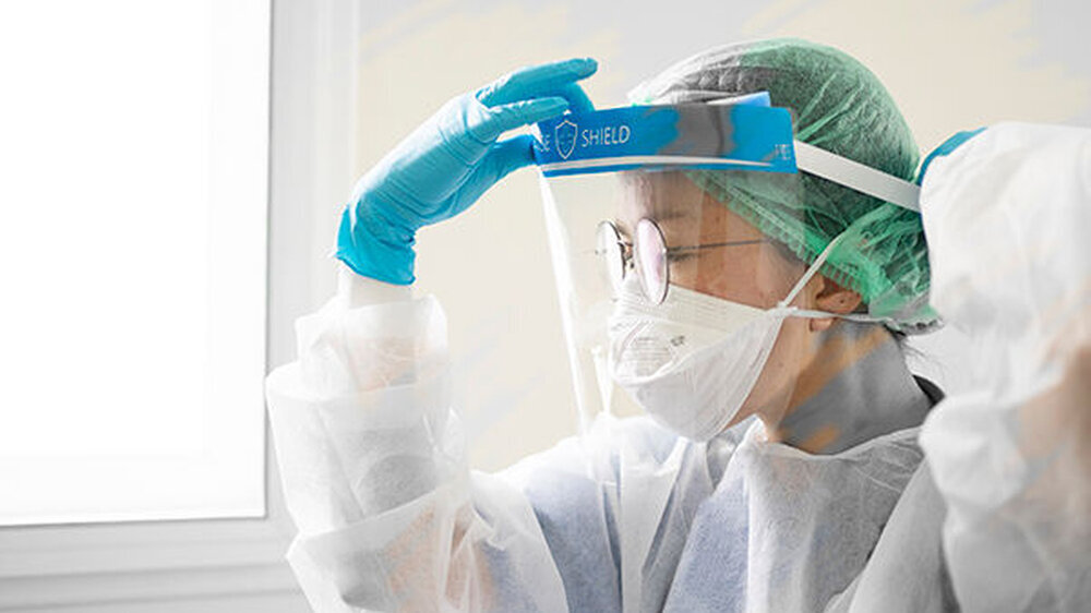 Vorsorgeuntersuchungen und Prophylaxe sollten verschoben werden, bis die Übertragungsrate "ausreichend" gesunken sei, schreibt die WHO. Als Grund heißt es ganz allgemein, dass die Übertragung von SARS-CoV-2 durch direkten, indirekten oder engen Kontakt