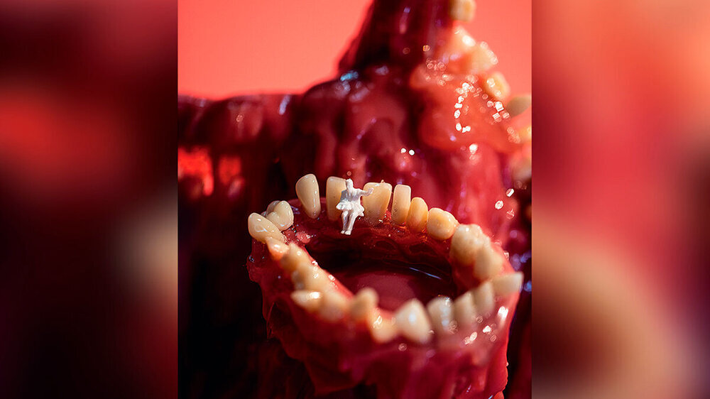 Abb. 1: Exponat aus der Ausstellung „Das Orale“ 2021 in Wolfsburg: Mithu Sen, Phantom Pain (Detail), 2018, Künstliche Zähne und Dentalkunststoff, Kunstmuseum Wolfsburg, © Mithu Sen\r\n\r\n