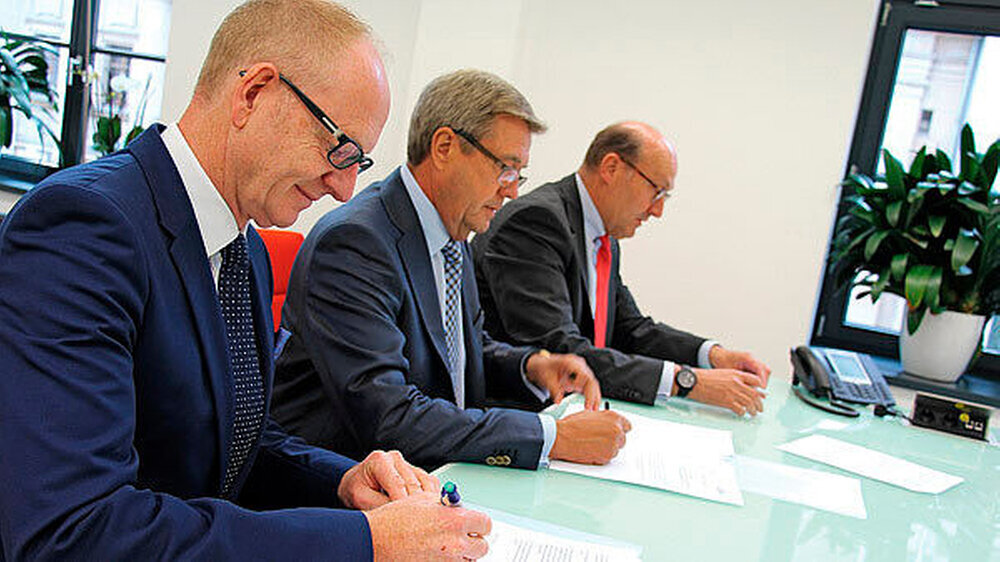 Die Tinte ist jetzt trocken: ZA Martin Hendges, Dr. Wolfgang Eßer und Dr. Karl-Georg Pochhammer (v.l.n.r.)