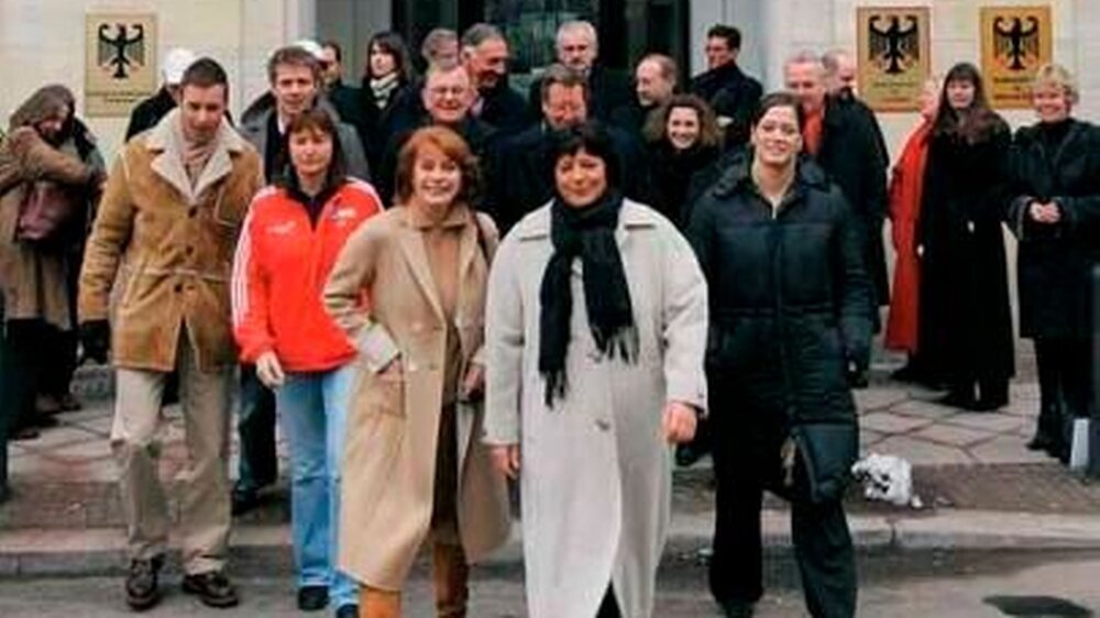 Fußgänger im Dienste der Gesundheit: Prominente, wie Senta Berger (4. v. li.), Kai Pflaume (ganz li.) und Jörg Pilawa (2. v. li.), unterstützen Bundesgesundheitsministerin Ulla Schmidt (Mitte vorn) aktiv bei Aktionen unter dem Motto "Jeden Tag 3 000 S