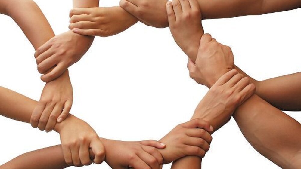 Das Optimum an Kooperation : Ein Team arbeitet Hand in Hand.