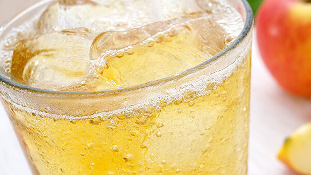 Ein Glas Apfelschorle enthält etwa 10 Gramm Zucker. Häufiger Zuckerkonsum führt insbesondere zu einer Zunahme von Nicht-Mutans-Streptokokken.
