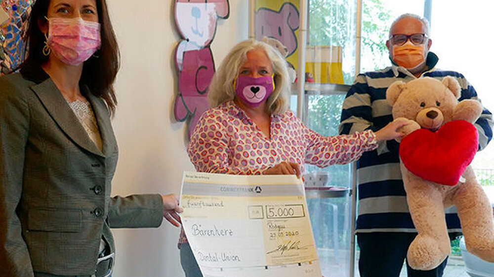 v. links nach rechts: Ivonne Böttcher, Leitung des Geschäftsführungsbüros der Dental-Union GmbH; Anja Eli-Klein, Geschäftsführerin der Bärenherz Stiftung; Stefan Bleidner, Geschäftsführer der Dental-Union GmbH