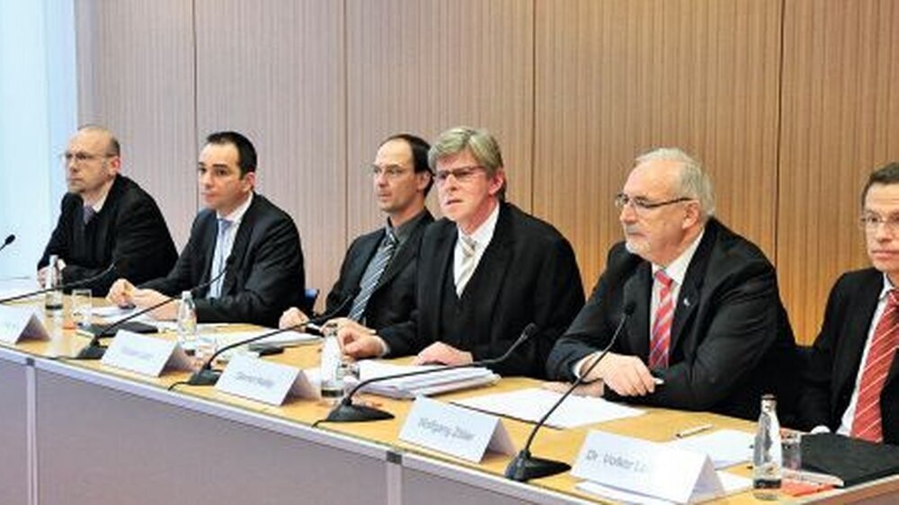 Pressekonferenz zur Vorstellung der neuen UPD in Berlin (v.r.n.l.): Dr. Volker Leienbach, Wolfgang Zöller, Gernot Kiefer, Pressesprecher Florian Lanz (GKV), Dr. Sebastian Schmidt-Kaehler und Dr. Stefan Edgeton